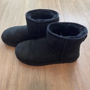 NWOT Ugg Mini II - Black